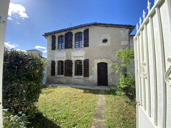 6KM GARE ANGOULEME Exceptionnellement rare ! Maison ancienne rénovée + maison annexe, terrain, piscine.