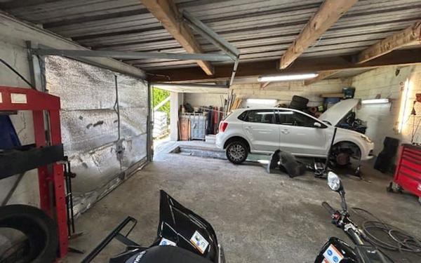 Immeuble à vendre    12 pièces •  Saint-Étienne