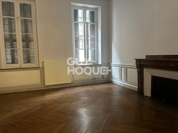 CARCASSONNE Bastide - Appartement 142m² avec garage, cave, annexe, cour commune .