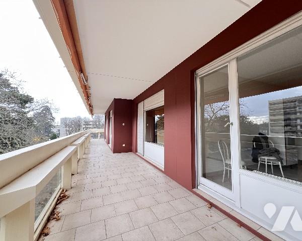 LE PARC d'ECULLY - Résidence avec piscine et tennis - T5 avec 3 chambres, balcon de 37 m² et garage.