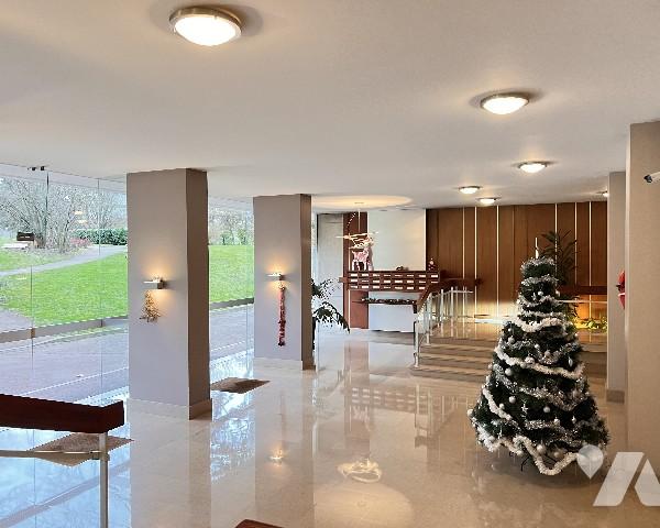 LE PARC d'ECULLY - Résidence avec piscine et tennis - T5 avec 3 chambres, balcon de 37 m² et garage.