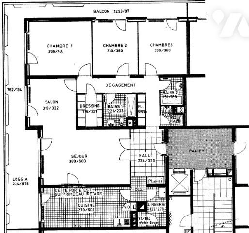 LE PARC d'ECULLY - Résidence avec piscine et tennis - T5 avec 3 chambres, balcon de 37 m² et garage.