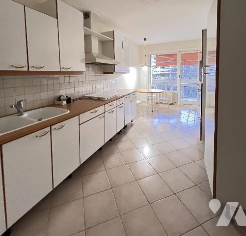 LE PARC d'ECULLY - Résidence avec piscine et tennis - T5 avec 3 chambres, balcon de 37 m² et garage.