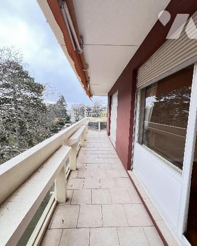 LE PARC d'ECULLY - Résidence avec piscine et tennis - T5 avec 3 chambres, balcon de 37 m² et garage.