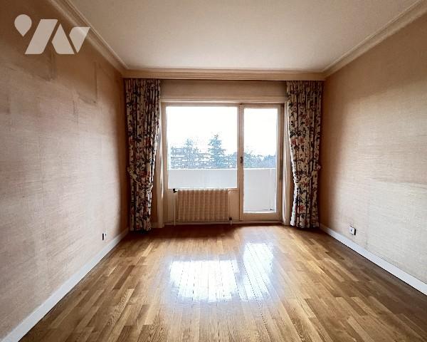 LE PARC d'ECULLY - Résidence avec piscine et tennis - T5 avec 3 chambres, balcon de 37 m² et garage.