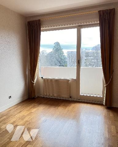 LE PARC d'ECULLY - Résidence avec piscine et tennis - T5 avec 3 chambres, balcon de 37 m² et garage.