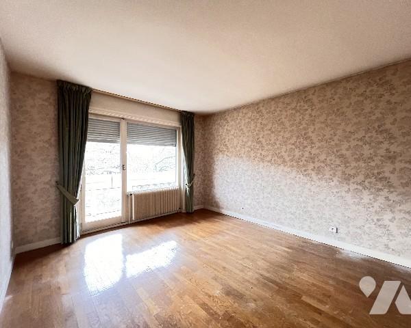 LE PARC d'ECULLY - Résidence avec piscine et tennis - T5 avec 3 chambres, balcon de 37 m² et garage.