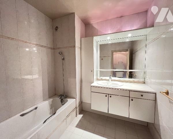 LE PARC d'ECULLY - Résidence avec piscine et tennis - T5 avec 3 chambres, balcon de 37 m² et garage.