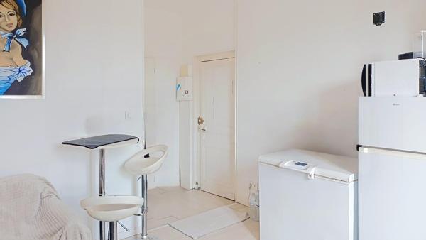 T2 avec terrasse et cave, proche gare, petite copropriété
