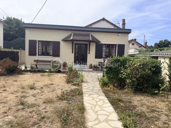 🏡 À VENDRE – MAISON 2 CHAMBRES AVEC JARDIN ET DÉPENDANCES À GOUSSAINVILLE

📍 Goussainville – 240 000 € FAI

Vous êtes à la recherche d’une maison avec un beau terrain, des dépendances et un fort potentiel d’aménagement ? Venez découvrir cette maison de 66 m² habitables, implantée sur une parcelle de 386 m².

🏠 UNE MAISON À RÉNOVER SELON VOS ENVIES
La maison se compose de :

• Une entrée
• Un salon / séjour offrant un espace de vie convivial
• Une cuisine équipée
• Un coin buanderie, pratique au quotidien
• Deux chambres
• Une salle de douche
• Un WC indépendant

La maison nécessite des travaux de rénovation et de modernisation, mais elle offre une base intéressante pour créer un intérieur à votre image.

🌳 UN EXTÉRIEUR AVEC DE NOMBREUSES POSSIBILITÉS
Vous profiterez d’un terrain de 386 m², idéal pour aménager un jardin, une terrasse, un espace repas extérieur ou un coin de détente.

La propriété bénéficie également de plusieurs espaces annexes particulièrement intéressants :

🚗 Un garage pour stationner ou stocker
🔨 Un grand appentis, offrant un important espace de rangement ou pouvant être exploité selon vos besoins
📦 Une cave

📍 UN EMPLACEMENT PRATIQUE
La maison est située à Goussainville, à proximité des commodités nécessaires au quotidien :

🛒 Commerces et services
🏫 Écoles et établissements scolaires
🚌 Transports en commun
🚆 Gare de Goussainville – RER D
🛣️ Accès rapide aux principaux axes routiers
✈️ Proximité de la plateforme aéroportuaire Paris-Charles-de-Gaulle

⭐ POURQUOI CETTE MAISON ?
✔️ 66 m² habitables
✔️ 2 chambres
✔️ Terrain de 386 m²
✔️ Garage
✔️ Grand appentis
✔️ Cave
✔️ Cuisine équipée
✔️ Maison à rénover et personnaliser
✔️ Nombreuses possibilités d’aménagement

💰 PRIX : 240 000 € FAI

👉 Une maison idéale pour un premier achat, un projet familial ou un investissement avec travaux.

📞 Contactez-moi pour obtenir davantage d’informations et organiser une visite