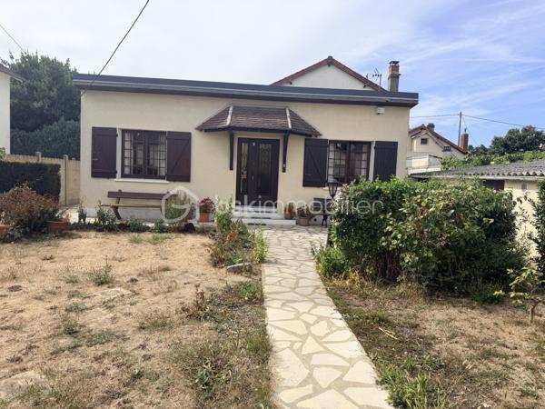 🏡 À VENDRE – MAISON 2 CHAMBRES AVEC JARDIN ET DÉPENDANCES À GOUSSAINVILLE

📍 Goussainville – 240 000 € FAI

Vous êtes à la recherche d’une maison avec un beau terrain, des dépendances et un fort potentiel d’aménagement ? Venez découvrir cette maison de 66 m² habitables, implantée sur une parcelle de 386 m².

🏠 UNE MAISON À RÉNOVER SELON VOS ENVIES
La maison se compose de :

• Une entrée
• Un salon / séjour offrant un espace de vie convivial
• Une cuisine équipée
• Un coin buanderie, pratique au quotidien
• Deux chambres
• Une salle de douche
• Un WC indépendant

La maison nécessite des travaux de rénovation et de modernisation, mais elle offre une base intéressante pour créer un intérieur à votre image.

🌳 UN EXTÉRIEUR AVEC DE NOMBREUSES POSSIBILITÉS
Vous profiterez d’un terrain de 386 m², idéal pour aménager un jardin, une terrasse, un espace repas extérieur ou un coin de détente.

La propriété bénéficie également de plusieurs espaces annexes particulièrement intéressants :

🚗 Un garage pour stationner ou stocker
🔨 Un grand appentis, offrant un important espace de rangement ou pouvant être exploité selon vos besoins
📦 Une cave

📍 UN EMPLACEMENT PRATIQUE
La maison est située à Goussainville, à proximité des commodités nécessaires au quotidien :

🛒 Commerces et services
🏫 Écoles et établissements scolaires
🚌 Transports en commun
🚆 Gare de Goussainville – RER D
🛣️ Accès rapide aux principaux axes routiers
✈️ Proximité de la plateforme aéroportuaire Paris-Charles-de-Gaulle

⭐ POURQUOI CETTE MAISON ?
✔️ 66 m² habitables
✔️ 2 chambres
✔️ Terrain de 386 m²
✔️ Garage
✔️ Grand appentis
✔️ Cave
✔️ Cuisine équipée
✔️ Maison à rénover et personnaliser
✔️ Nombreuses possibilités d’aménagement

💰 PRIX : 240 000 € FAI

👉 Une maison idéale pour un premier achat, un projet familial ou un investissement avec travaux.

📞 Contactez-moi pour obtenir davantage d’informations et organiser une visite
