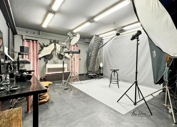 LOFT, LOCAL PROFESSIONNEL MIXTE & CRÉATIF — STUDIO PHOTO OU ATELIER, ESPACE PRO INDÉPENDANT, PATIO, VOLUMES SPECTACULAIRES AVEC HABITATION INTEGREE