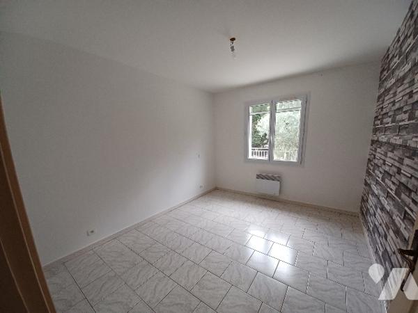 Maison de plain-pied – 3 chambres – Terrain 886 m² – Eyguières (campagne)