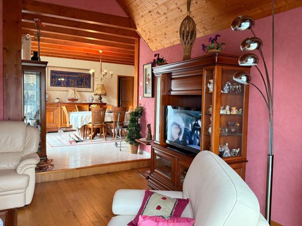 Maison de 2006 de 157 m2, 4 ch, garage et terrain.