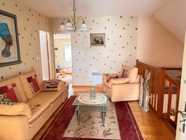 Maison de 2006 de 157 m2, 4 ch, garage et terrain.