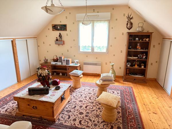 Maison de 2006 de 157 m2, 4 ch, garage et terrain.