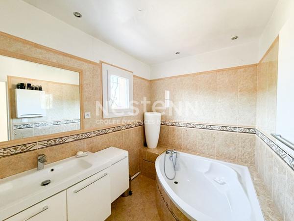 Maison 130 m² avec piscine, séjour 70 m² et vue dégagée à Collevielle Biver