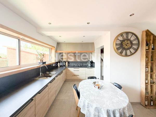 Maison 130 m² avec piscine, séjour 70 m² et vue dégagée à Collevielle Biver