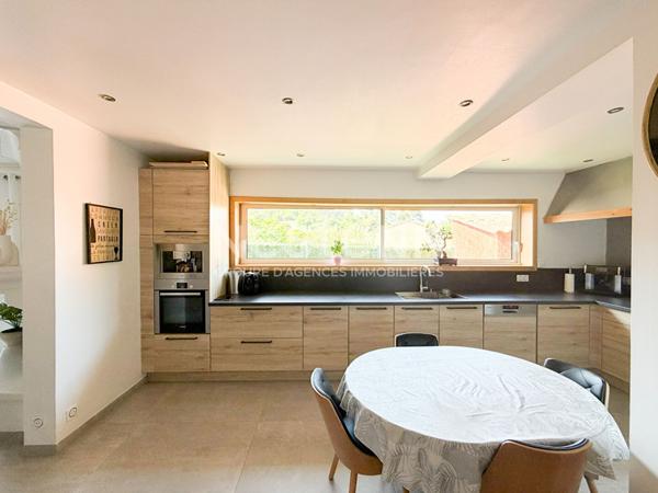 Maison 130 m² avec piscine, séjour 70 m² et vue dégagée à Collevielle Biver