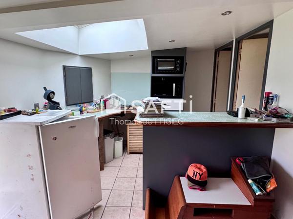 Maison de village avec grange et atelier.