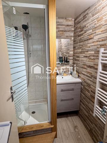 Maison de village avec grange et atelier.