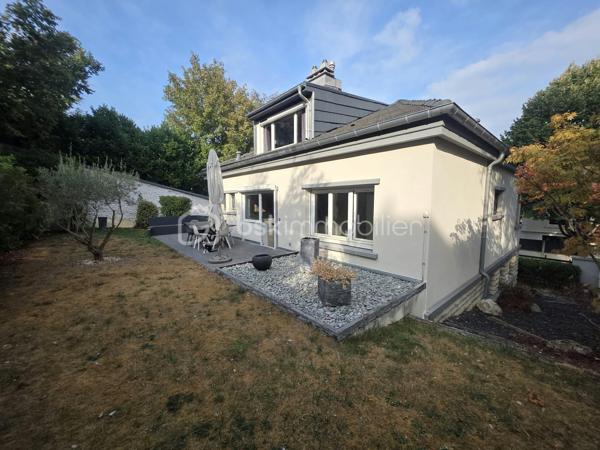 Proximité immédiate des bords de Marne, venez découvrir cette maison individuelle de 121,41 m², offrant de beaux volumes et une configuration idéale pour une famille.
Élevée sur un sous-sol total, elle se compose au rez-de-chaussée surélevé d’une entrée, d’un séjour spacieux et lumineux, d’un salon, d’une cuisine aménagée ouvrant directement sur la terrasse et le jardin, ainsi que d’une chambre disposant de sa propre salle d’eau et d’un WC.
À l’étage, le palier dessert deux grandes chambres, bénéficiant chacune de leur salle d’eau avec WC.
Le sous-sol offre de nombreux espaces supplémentaires : garage, chaufferie, buanderie avec salle d’eau, pièce de rangement ainsi qu’une grande chambre avec accès indépendant. 
Cette dernière offre différentes possibilités d’utilisation selon vos besoins : espace pour un adolescent, bureau, activité professionnelle ou espace indépendant.
Un bien aux volumes généreux, situé à seulement 3 minutes des bords de Marne et 5 minutes à pied de la mairie, avec écoles et commerces à proximité.
Les + : maison individuelle, 4 chambres, beaux volumes, sous-sol total, accès indépendant, terrasse et jardin, proximité des bords de Marne.