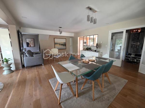 Proximité immédiate des bords de Marne, venez découvrir cette maison individuelle de 121,41 m², offrant de beaux volumes et une configuration idéale pour une famille.
Élevée sur un sous-sol total, elle se compose au rez-de-chaussée surélevé d’une entrée, d’un séjour spacieux et lumineux, d’un salon, d’une cuisine aménagée ouvrant directement sur la terrasse et le jardin, ainsi que d’une chambre disposant de sa propre salle d’eau et d’un WC.
À l’étage, le palier dessert deux grandes chambres, bénéficiant chacune de leur salle d’eau avec WC.
Le sous-sol offre de nombreux espaces supplémentaires : garage, chaufferie, buanderie avec salle d’eau, pièce de rangement ainsi qu’une grande chambre avec accès indépendant. 
Cette dernière offre différentes possibilités d’utilisation selon vos besoins : espace pour un adolescent, bureau, activité professionnelle ou espace indépendant.
Un bien aux volumes généreux, situé à seulement 3 minutes des bords de Marne et 5 minutes à pied de la mairie, avec écoles et commerces à proximité.
Les + : maison individuelle, 4 chambres, beaux volumes, sous-sol total, accès indépendant, terrasse et jardin, proximité des bords de Marne.