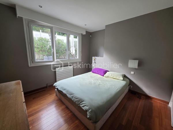 Proximité immédiate des bords de Marne, venez découvrir cette maison individuelle de 121,41 m², offrant de beaux volumes et une configuration idéale pour une famille.
Élevée sur un sous-sol total, elle se compose au rez-de-chaussée surélevé d’une entrée, d’un séjour spacieux et lumineux, d’un salon, d’une cuisine aménagée ouvrant directement sur la terrasse et le jardin, ainsi que d’une chambre disposant de sa propre salle d’eau et d’un WC.
À l’étage, le palier dessert deux grandes chambres, bénéficiant chacune de leur salle d’eau avec WC.
Le sous-sol offre de nombreux espaces supplémentaires : garage, chaufferie, buanderie avec salle d’eau, pièce de rangement ainsi qu’une grande chambre avec accès indépendant. 
Cette dernière offre différentes possibilités d’utilisation selon vos besoins : espace pour un adolescent, bureau, activité professionnelle ou espace indépendant.
Un bien aux volumes généreux, situé à seulement 3 minutes des bords de Marne et 5 minutes à pied de la mairie, avec écoles et commerces à proximité.
Les + : maison individuelle, 4 chambres, beaux volumes, sous-sol total, accès indépendant, terrasse et jardin, proximité des bords de Marne.