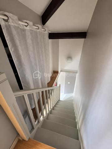 Proximité immédiate des bords de Marne, venez découvrir cette maison individuelle de 121,41 m², offrant de beaux volumes et une configuration idéale pour une famille.
Élevée sur un sous-sol total, elle se compose au rez-de-chaussée surélevé d’une entrée, d’un séjour spacieux et lumineux, d’un salon, d’une cuisine aménagée ouvrant directement sur la terrasse et le jardin, ainsi que d’une chambre disposant de sa propre salle d’eau et d’un WC.
À l’étage, le palier dessert deux grandes chambres, bénéficiant chacune de leur salle d’eau avec WC.
Le sous-sol offre de nombreux espaces supplémentaires : garage, chaufferie, buanderie avec salle d’eau, pièce de rangement ainsi qu’une grande chambre avec accès indépendant. 
Cette dernière offre différentes possibilités d’utilisation selon vos besoins : espace pour un adolescent, bureau, activité professionnelle ou espace indépendant.
Un bien aux volumes généreux, situé à seulement 3 minutes des bords de Marne et 5 minutes à pied de la mairie, avec écoles et commerces à proximité.
Les + : maison individuelle, 4 chambres, beaux volumes, sous-sol total, accès indépendant, terrasse et jardin, proximité des bords de Marne.