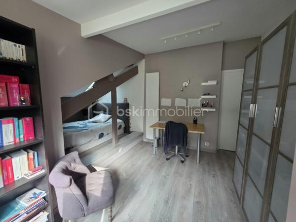 Proximité immédiate des bords de Marne, venez découvrir cette maison individuelle de 121,41 m², offrant de beaux volumes et une configuration idéale pour une famille.
Élevée sur un sous-sol total, elle se compose au rez-de-chaussée surélevé d’une entrée, d’un séjour spacieux et lumineux, d’un salon, d’une cuisine aménagée ouvrant directement sur la terrasse et le jardin, ainsi que d’une chambre disposant de sa propre salle d’eau et d’un WC.
À l’étage, le palier dessert deux grandes chambres, bénéficiant chacune de leur salle d’eau avec WC.
Le sous-sol offre de nombreux espaces supplémentaires : garage, chaufferie, buanderie avec salle d’eau, pièce de rangement ainsi qu’une grande chambre avec accès indépendant. 
Cette dernière offre différentes possibilités d’utilisation selon vos besoins : espace pour un adolescent, bureau, activité professionnelle ou espace indépendant.
Un bien aux volumes généreux, situé à seulement 3 minutes des bords de Marne et 5 minutes à pied de la mairie, avec écoles et commerces à proximité.
Les + : maison individuelle, 4 chambres, beaux volumes, sous-sol total, accès indépendant, terrasse et jardin, proximité des bords de Marne.