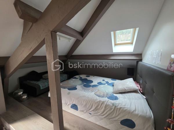 Proximité immédiate des bords de Marne, venez découvrir cette maison individuelle de 121,41 m², offrant de beaux volumes et une configuration idéale pour une famille.
Élevée sur un sous-sol total, elle se compose au rez-de-chaussée surélevé d’une entrée, d’un séjour spacieux et lumineux, d’un salon, d’une cuisine aménagée ouvrant directement sur la terrasse et le jardin, ainsi que d’une chambre disposant de sa propre salle d’eau et d’un WC.
À l’étage, le palier dessert deux grandes chambres, bénéficiant chacune de leur salle d’eau avec WC.
Le sous-sol offre de nombreux espaces supplémentaires : garage, chaufferie, buanderie avec salle d’eau, pièce de rangement ainsi qu’une grande chambre avec accès indépendant. 
Cette dernière offre différentes possibilités d’utilisation selon vos besoins : espace pour un adolescent, bureau, activité professionnelle ou espace indépendant.
Un bien aux volumes généreux, situé à seulement 3 minutes des bords de Marne et 5 minutes à pied de la mairie, avec écoles et commerces à proximité.
Les + : maison individuelle, 4 chambres, beaux volumes, sous-sol total, accès indépendant, terrasse et jardin, proximité des bords de Marne.