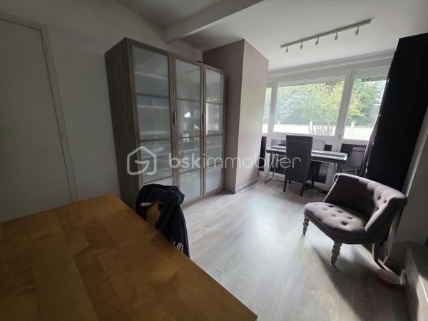 Proximité immédiate des bords de Marne, venez découvrir cette maison individuelle de 121,41 m², offrant de beaux volumes et une configuration idéale pour une famille.
Élevée sur un sous-sol total, elle se compose au rez-de-chaussée surélevé d’une entrée, d’un séjour spacieux et lumineux, d’un salon, d’une cuisine aménagée ouvrant directement sur la terrasse et le jardin, ainsi que d’une chambre disposant de sa propre salle d’eau et d’un WC.
À l’étage, le palier dessert deux grandes chambres, bénéficiant chacune de leur salle d’eau avec WC.
Le sous-sol offre de nombreux espaces supplémentaires : garage, chaufferie, buanderie avec salle d’eau, pièce de rangement ainsi qu’une grande chambre avec accès indépendant. 
Cette dernière offre différentes possibilités d’utilisation selon vos besoins : espace pour un adolescent, bureau, activité professionnelle ou espace indépendant.
Un bien aux volumes généreux, situé à seulement 3 minutes des bords de Marne et 5 minutes à pied de la mairie, avec écoles et commerces à proximité.
Les + : maison individuelle, 4 chambres, beaux volumes, sous-sol total, accès indépendant, terrasse et jardin, proximité des bords de Marne.