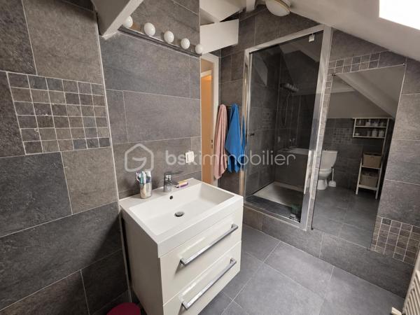 Proximité immédiate des bords de Marne, venez découvrir cette maison individuelle de 121,41 m², offrant de beaux volumes et une configuration idéale pour une famille.
Élevée sur un sous-sol total, elle se compose au rez-de-chaussée surélevé d’une entrée, d’un séjour spacieux et lumineux, d’un salon, d’une cuisine aménagée ouvrant directement sur la terrasse et le jardin, ainsi que d’une chambre disposant de sa propre salle d’eau et d’un WC.
À l’étage, le palier dessert deux grandes chambres, bénéficiant chacune de leur salle d’eau avec WC.
Le sous-sol offre de nombreux espaces supplémentaires : garage, chaufferie, buanderie avec salle d’eau, pièce de rangement ainsi qu’une grande chambre avec accès indépendant. 
Cette dernière offre différentes possibilités d’utilisation selon vos besoins : espace pour un adolescent, bureau, activité professionnelle ou espace indépendant.
Un bien aux volumes généreux, situé à seulement 3 minutes des bords de Marne et 5 minutes à pied de la mairie, avec écoles et commerces à proximité.
Les + : maison individuelle, 4 chambres, beaux volumes, sous-sol total, accès indépendant, terrasse et jardin, proximité des bords de Marne.