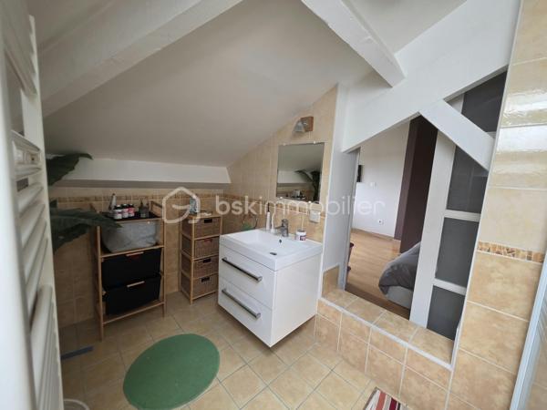 Proximité immédiate des bords de Marne, venez découvrir cette maison individuelle de 121,41 m², offrant de beaux volumes et une configuration idéale pour une famille.
Élevée sur un sous-sol total, elle se compose au rez-de-chaussée surélevé d’une entrée, d’un séjour spacieux et lumineux, d’un salon, d’une cuisine aménagée ouvrant directement sur la terrasse et le jardin, ainsi que d’une chambre disposant de sa propre salle d’eau et d’un WC.
À l’étage, le palier dessert deux grandes chambres, bénéficiant chacune de leur salle d’eau avec WC.
Le sous-sol offre de nombreux espaces supplémentaires : garage, chaufferie, buanderie avec salle d’eau, pièce de rangement ainsi qu’une grande chambre avec accès indépendant. 
Cette dernière offre différentes possibilités d’utilisation selon vos besoins : espace pour un adolescent, bureau, activité professionnelle ou espace indépendant.
Un bien aux volumes généreux, situé à seulement 3 minutes des bords de Marne et 5 minutes à pied de la mairie, avec écoles et commerces à proximité.
Les + : maison individuelle, 4 chambres, beaux volumes, sous-sol total, accès indépendant, terrasse et jardin, proximité des bords de Marne.