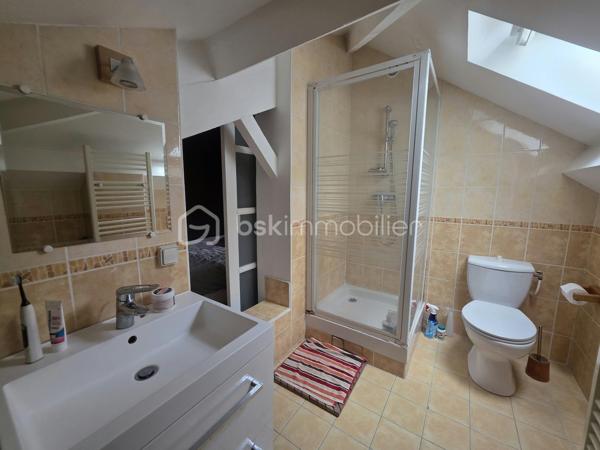 Proximité immédiate des bords de Marne, venez découvrir cette maison individuelle de 121,41 m², offrant de beaux volumes et une configuration idéale pour une famille.
Élevée sur un sous-sol total, elle se compose au rez-de-chaussée surélevé d’une entrée, d’un séjour spacieux et lumineux, d’un salon, d’une cuisine aménagée ouvrant directement sur la terrasse et le jardin, ainsi que d’une chambre disposant de sa propre salle d’eau et d’un WC.
À l’étage, le palier dessert deux grandes chambres, bénéficiant chacune de leur salle d’eau avec WC.
Le sous-sol offre de nombreux espaces supplémentaires : garage, chaufferie, buanderie avec salle d’eau, pièce de rangement ainsi qu’une grande chambre avec accès indépendant. 
Cette dernière offre différentes possibilités d’utilisation selon vos besoins : espace pour un adolescent, bureau, activité professionnelle ou espace indépendant.
Un bien aux volumes généreux, situé à seulement 3 minutes des bords de Marne et 5 minutes à pied de la mairie, avec écoles et commerces à proximité.
Les + : maison individuelle, 4 chambres, beaux volumes, sous-sol total, accès indépendant, terrasse et jardin, proximité des bords de Marne.