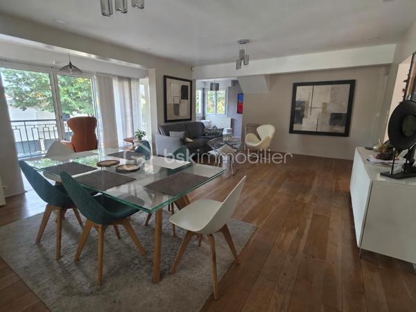 Proximité immédiate des bords de Marne, venez découvrir cette maison individuelle de 121,41 m², offrant de beaux volumes et une configuration idéale pour une famille.
Élevée sur un sous-sol total, elle se compose au rez-de-chaussée surélevé d’une entrée, d’un séjour spacieux et lumineux, d’un salon, d’une cuisine aménagée ouvrant directement sur la terrasse et le jardin, ainsi que d’une chambre disposant de sa propre salle d’eau et d’un WC.
À l’étage, le palier dessert deux grandes chambres, bénéficiant chacune de leur salle d’eau avec WC.
Le sous-sol offre de nombreux espaces supplémentaires : garage, chaufferie, buanderie avec salle d’eau, pièce de rangement ainsi qu’une grande chambre avec accès indépendant. 
Cette dernière offre différentes possibilités d’utilisation selon vos besoins : espace pour un adolescent, bureau, activité professionnelle ou espace indépendant.
Un bien aux volumes généreux, situé à seulement 3 minutes des bords de Marne et 5 minutes à pied de la mairie, avec écoles et commerces à proximité.
Les + : maison individuelle, 4 chambres, beaux volumes, sous-sol total, accès indépendant, terrasse et jardin, proximité des bords de Marne.