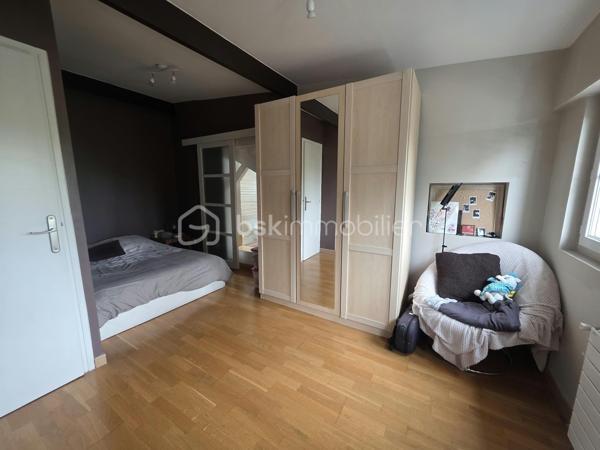 Proximité immédiate des bords de Marne, venez découvrir cette maison individuelle de 121,41 m², offrant de beaux volumes et une configuration idéale pour une famille.
Élevée sur un sous-sol total, elle se compose au rez-de-chaussée surélevé d’une entrée, d’un séjour spacieux et lumineux, d’un salon, d’une cuisine aménagée ouvrant directement sur la terrasse et le jardin, ainsi que d’une chambre disposant de sa propre salle d’eau et d’un WC.
À l’étage, le palier dessert deux grandes chambres, bénéficiant chacune de leur salle d’eau avec WC.
Le sous-sol offre de nombreux espaces supplémentaires : garage, chaufferie, buanderie avec salle d’eau, pièce de rangement ainsi qu’une grande chambre avec accès indépendant. 
Cette dernière offre différentes possibilités d’utilisation selon vos besoins : espace pour un adolescent, bureau, activité professionnelle ou espace indépendant.
Un bien aux volumes généreux, situé à seulement 3 minutes des bords de Marne et 5 minutes à pied de la mairie, avec écoles et commerces à proximité.
Les + : maison individuelle, 4 chambres, beaux volumes, sous-sol total, accès indépendant, terrasse et jardin, proximité des bords de Marne.