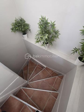 Proximité immédiate des bords de Marne, venez découvrir cette maison individuelle de 121,41 m², offrant de beaux volumes et une configuration idéale pour une famille.
Élevée sur un sous-sol total, elle se compose au rez-de-chaussée surélevé d’une entrée, d’un séjour spacieux et lumineux, d’un salon, d’une cuisine aménagée ouvrant directement sur la terrasse et le jardin, ainsi que d’une chambre disposant de sa propre salle d’eau et d’un WC.
À l’étage, le palier dessert deux grandes chambres, bénéficiant chacune de leur salle d’eau avec WC.
Le sous-sol offre de nombreux espaces supplémentaires : garage, chaufferie, buanderie avec salle d’eau, pièce de rangement ainsi qu’une grande chambre avec accès indépendant. 
Cette dernière offre différentes possibilités d’utilisation selon vos besoins : espace pour un adolescent, bureau, activité professionnelle ou espace indépendant.
Un bien aux volumes généreux, situé à seulement 3 minutes des bords de Marne et 5 minutes à pied de la mairie, avec écoles et commerces à proximité.
Les + : maison individuelle, 4 chambres, beaux volumes, sous-sol total, accès indépendant, terrasse et jardin, proximité des bords de Marne.