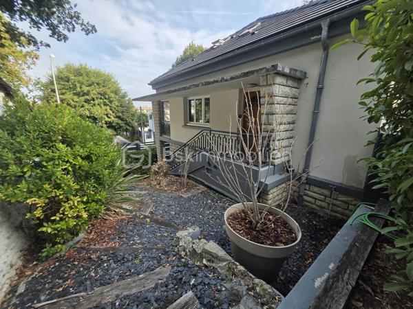 Proximité immédiate des bords de Marne, venez découvrir cette maison individuelle de 121,41 m², offrant de beaux volumes et une configuration idéale pour une famille.
Élevée sur un sous-sol total, elle se compose au rez-de-chaussée surélevé d’une entrée, d’un séjour spacieux et lumineux, d’un salon, d’une cuisine aménagée ouvrant directement sur la terrasse et le jardin, ainsi que d’une chambre disposant de sa propre salle d’eau et d’un WC.
À l’étage, le palier dessert deux grandes chambres, bénéficiant chacune de leur salle d’eau avec WC.
Le sous-sol offre de nombreux espaces supplémentaires : garage, chaufferie, buanderie avec salle d’eau, pièce de rangement ainsi qu’une grande chambre avec accès indépendant. 
Cette dernière offre différentes possibilités d’utilisation selon vos besoins : espace pour un adolescent, bureau, activité professionnelle ou espace indépendant.
Un bien aux volumes généreux, situé à seulement 3 minutes des bords de Marne et 5 minutes à pied de la mairie, avec écoles et commerces à proximité.
Les + : maison individuelle, 4 chambres, beaux volumes, sous-sol total, accès indépendant, terrasse et jardin, proximité des bords de Marne.