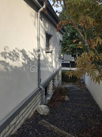 Proximité immédiate des bords de Marne, venez découvrir cette maison individuelle de 121,41 m², offrant de beaux volumes et une configuration idéale pour une famille.
Élevée sur un sous-sol total, elle se compose au rez-de-chaussée surélevé d’une entrée, d’un séjour spacieux et lumineux, d’un salon, d’une cuisine aménagée ouvrant directement sur la terrasse et le jardin, ainsi que d’une chambre disposant de sa propre salle d’eau et d’un WC.
À l’étage, le palier dessert deux grandes chambres, bénéficiant chacune de leur salle d’eau avec WC.
Le sous-sol offre de nombreux espaces supplémentaires : garage, chaufferie, buanderie avec salle d’eau, pièce de rangement ainsi qu’une grande chambre avec accès indépendant. 
Cette dernière offre différentes possibilités d’utilisation selon vos besoins : espace pour un adolescent, bureau, activité professionnelle ou espace indépendant.
Un bien aux volumes généreux, situé à seulement 3 minutes des bords de Marne et 5 minutes à pied de la mairie, avec écoles et commerces à proximité.
Les + : maison individuelle, 4 chambres, beaux volumes, sous-sol total, accès indépendant, terrasse et jardin, proximité des bords de Marne.