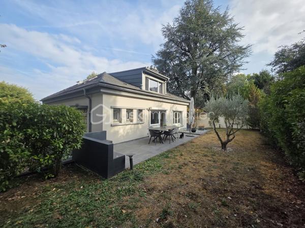 Proximité immédiate des bords de Marne, venez découvrir cette maison individuelle de 121,41 m², offrant de beaux volumes et une configuration idéale pour une famille.
Élevée sur un sous-sol total, elle se compose au rez-de-chaussée surélevé d’une entrée, d’un séjour spacieux et lumineux, d’un salon, d’une cuisine aménagée ouvrant directement sur la terrasse et le jardin, ainsi que d’une chambre disposant de sa propre salle d’eau et d’un WC.
À l’étage, le palier dessert deux grandes chambres, bénéficiant chacune de leur salle d’eau avec WC.
Le sous-sol offre de nombreux espaces supplémentaires : garage, chaufferie, buanderie avec salle d’eau, pièce de rangement ainsi qu’une grande chambre avec accès indépendant. 
Cette dernière offre différentes possibilités d’utilisation selon vos besoins : espace pour un adolescent, bureau, activité professionnelle ou espace indépendant.
Un bien aux volumes généreux, situé à seulement 3 minutes des bords de Marne et 5 minutes à pied de la mairie, avec écoles et commerces à proximité.
Les + : maison individuelle, 4 chambres, beaux volumes, sous-sol total, accès indépendant, terrasse et jardin, proximité des bords de Marne.
