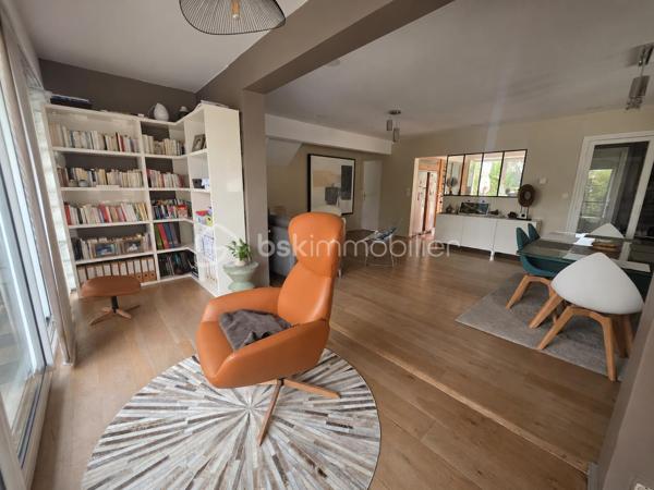 Proximité immédiate des bords de Marne, venez découvrir cette maison individuelle de 121,41 m², offrant de beaux volumes et une configuration idéale pour une famille.
Élevée sur un sous-sol total, elle se compose au rez-de-chaussée surélevé d’une entrée, d’un séjour spacieux et lumineux, d’un salon, d’une cuisine aménagée ouvrant directement sur la terrasse et le jardin, ainsi que d’une chambre disposant de sa propre salle d’eau et d’un WC.
À l’étage, le palier dessert deux grandes chambres, bénéficiant chacune de leur salle d’eau avec WC.
Le sous-sol offre de nombreux espaces supplémentaires : garage, chaufferie, buanderie avec salle d’eau, pièce de rangement ainsi qu’une grande chambre avec accès indépendant. 
Cette dernière offre différentes possibilités d’utilisation selon vos besoins : espace pour un adolescent, bureau, activité professionnelle ou espace indépendant.
Un bien aux volumes généreux, situé à seulement 3 minutes des bords de Marne et 5 minutes à pied de la mairie, avec écoles et commerces à proximité.
Les + : maison individuelle, 4 chambres, beaux volumes, sous-sol total, accès indépendant, terrasse et jardin, proximité des bords de Marne.