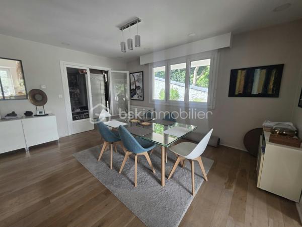 Proximité immédiate des bords de Marne, venez découvrir cette maison individuelle de 121,41 m², offrant de beaux volumes et une configuration idéale pour une famille.
Élevée sur un sous-sol total, elle se compose au rez-de-chaussée surélevé d’une entrée, d’un séjour spacieux et lumineux, d’un salon, d’une cuisine aménagée ouvrant directement sur la terrasse et le jardin, ainsi que d’une chambre disposant de sa propre salle d’eau et d’un WC.
À l’étage, le palier dessert deux grandes chambres, bénéficiant chacune de leur salle d’eau avec WC.
Le sous-sol offre de nombreux espaces supplémentaires : garage, chaufferie, buanderie avec salle d’eau, pièce de rangement ainsi qu’une grande chambre avec accès indépendant. 
Cette dernière offre différentes possibilités d’utilisation selon vos besoins : espace pour un adolescent, bureau, activité professionnelle ou espace indépendant.
Un bien aux volumes généreux, situé à seulement 3 minutes des bords de Marne et 5 minutes à pied de la mairie, avec écoles et commerces à proximité.
Les + : maison individuelle, 4 chambres, beaux volumes, sous-sol total, accès indépendant, terrasse et jardin, proximité des bords de Marne.