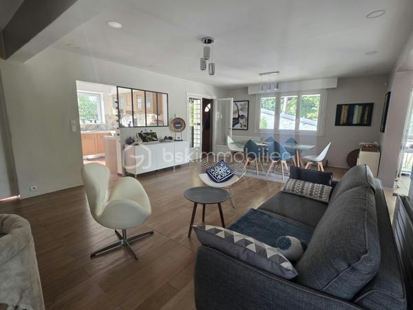 Proximité immédiate des bords de Marne, venez découvrir cette maison individuelle de 121,41 m², offrant de beaux volumes et une configuration idéale pour une famille.
Élevée sur un sous-sol total, elle se compose au rez-de-chaussée surélevé d’une entrée, d’un séjour spacieux et lumineux, d’un salon, d’une cuisine aménagée ouvrant directement sur la terrasse et le jardin, ainsi que d’une chambre disposant de sa propre salle d’eau et d’un WC.
À l’étage, le palier dessert deux grandes chambres, bénéficiant chacune de leur salle d’eau avec WC.
Le sous-sol offre de nombreux espaces supplémentaires : garage, chaufferie, buanderie avec salle d’eau, pièce de rangement ainsi qu’une grande chambre avec accès indépendant. 
Cette dernière offre différentes possibilités d’utilisation selon vos besoins : espace pour un adolescent, bureau, activité professionnelle ou espace indépendant.
Un bien aux volumes généreux, situé à seulement 3 minutes des bords de Marne et 5 minutes à pied de la mairie, avec écoles et commerces à proximité.
Les + : maison individuelle, 4 chambres, beaux volumes, sous-sol total, accès indépendant, terrasse et jardin, proximité des bords de Marne.