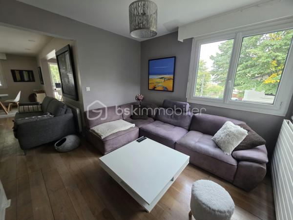 Proximité immédiate des bords de Marne, venez découvrir cette maison individuelle de 121,41 m², offrant de beaux volumes et une configuration idéale pour une famille.
Élevée sur un sous-sol total, elle se compose au rez-de-chaussée surélevé d’une entrée, d’un séjour spacieux et lumineux, d’un salon, d’une cuisine aménagée ouvrant directement sur la terrasse et le jardin, ainsi que d’une chambre disposant de sa propre salle d’eau et d’un WC.
À l’étage, le palier dessert deux grandes chambres, bénéficiant chacune de leur salle d’eau avec WC.
Le sous-sol offre de nombreux espaces supplémentaires : garage, chaufferie, buanderie avec salle d’eau, pièce de rangement ainsi qu’une grande chambre avec accès indépendant. 
Cette dernière offre différentes possibilités d’utilisation selon vos besoins : espace pour un adolescent, bureau, activité professionnelle ou espace indépendant.
Un bien aux volumes généreux, situé à seulement 3 minutes des bords de Marne et 5 minutes à pied de la mairie, avec écoles et commerces à proximité.
Les + : maison individuelle, 4 chambres, beaux volumes, sous-sol total, accès indépendant, terrasse et jardin, proximité des bords de Marne.