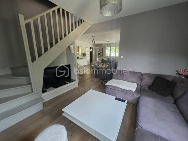 Proximité immédiate des bords de Marne, venez découvrir cette maison individuelle de 121,41 m², offrant de beaux volumes et une configuration idéale pour une famille.
Élevée sur un sous-sol total, elle se compose au rez-de-chaussée surélevé d’une entrée, d’un séjour spacieux et lumineux, d’un salon, d’une cuisine aménagée ouvrant directement sur la terrasse et le jardin, ainsi que d’une chambre disposant de sa propre salle d’eau et d’un WC.
À l’étage, le palier dessert deux grandes chambres, bénéficiant chacune de leur salle d’eau avec WC.
Le sous-sol offre de nombreux espaces supplémentaires : garage, chaufferie, buanderie avec salle d’eau, pièce de rangement ainsi qu’une grande chambre avec accès indépendant. 
Cette dernière offre différentes possibilités d’utilisation selon vos besoins : espace pour un adolescent, bureau, activité professionnelle ou espace indépendant.
Un bien aux volumes généreux, situé à seulement 3 minutes des bords de Marne et 5 minutes à pied de la mairie, avec écoles et commerces à proximité.
Les + : maison individuelle, 4 chambres, beaux volumes, sous-sol total, accès indépendant, terrasse et jardin, proximité des bords de Marne.
