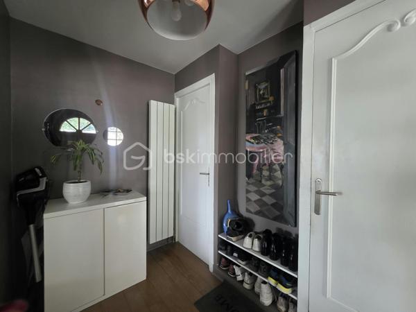 Proximité immédiate des bords de Marne, venez découvrir cette maison individuelle de 121,41 m², offrant de beaux volumes et une configuration idéale pour une famille.
Élevée sur un sous-sol total, elle se compose au rez-de-chaussée surélevé d’une entrée, d’un séjour spacieux et lumineux, d’un salon, d’une cuisine aménagée ouvrant directement sur la terrasse et le jardin, ainsi que d’une chambre disposant de sa propre salle d’eau et d’un WC.
À l’étage, le palier dessert deux grandes chambres, bénéficiant chacune de leur salle d’eau avec WC.
Le sous-sol offre de nombreux espaces supplémentaires : garage, chaufferie, buanderie avec salle d’eau, pièce de rangement ainsi qu’une grande chambre avec accès indépendant. 
Cette dernière offre différentes possibilités d’utilisation selon vos besoins : espace pour un adolescent, bureau, activité professionnelle ou espace indépendant.
Un bien aux volumes généreux, situé à seulement 3 minutes des bords de Marne et 5 minutes à pied de la mairie, avec écoles et commerces à proximité.
Les + : maison individuelle, 4 chambres, beaux volumes, sous-sol total, accès indépendant, terrasse et jardin, proximité des bords de Marne.