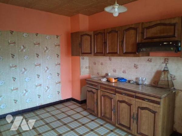 Proche toutes commodités, maison d'habitation comprenant au sous-sol : garage, atelier, chauffe...