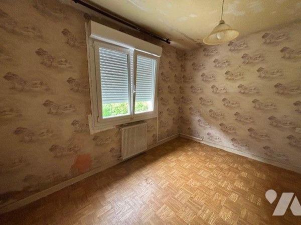 Proche toutes commodités, maison d'habitation comprenant au sous-sol : garage, atelier, chauffe...