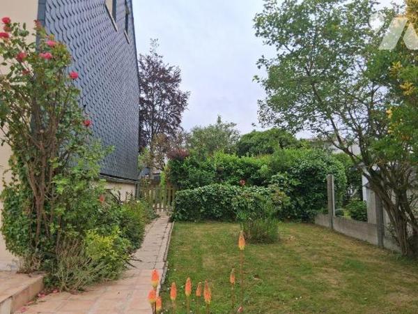 Proche toutes commodités, maison d'habitation comprenant au sous-sol : garage, atelier, chauffe...